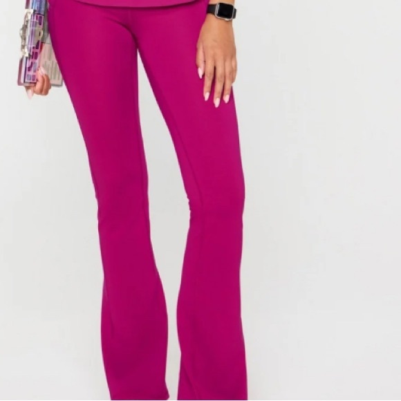 2 Pieces FABLETICS StretchTech™ Kick Flare Scrub Legging & Top. Size: M - Picture 8 of 16